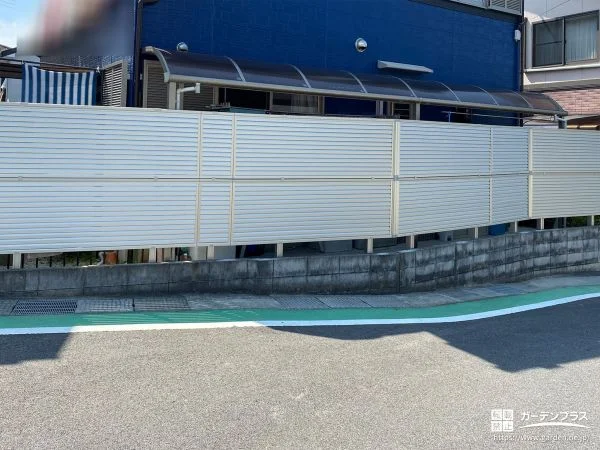 道路からの視線をしっかり視線をカットできるフェンスの設置工事