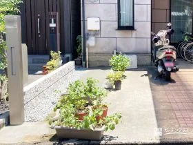 スリムな形状で玄関周りの動線を邪魔しない機能門柱の設置工事