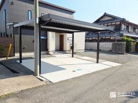 重厚感と軽やかさを兼ね備えたカースペース[施工後]