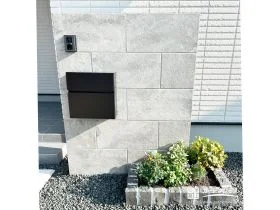 上品な質感が引き立つ、グレータイルの門柱[施工後]