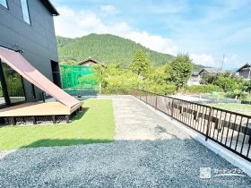 家族で過ごす時間が増える、心地よいウッドデッキのある庭[施工後]