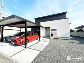 計算されたアプローチデザインが際立つモダンな新築外構