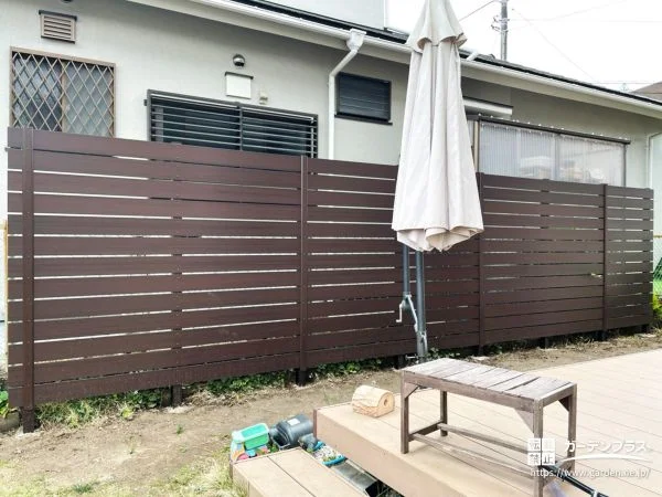 木目調の目隠しフェンスでデッキ付きのお庭時間を快適にした工事