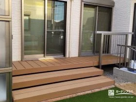 使いやすいステップ付きで快適にお過ごしいただけるデッキ工事