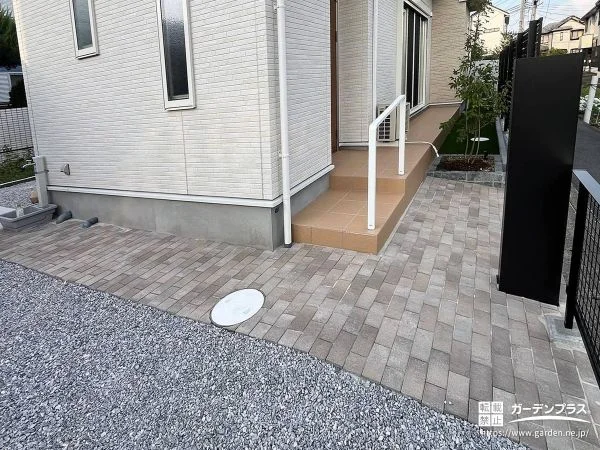 庭とつながる動線が美しいブラウンのインターロッキングアプローチ