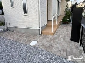 庭とつながる動線が美しいブラウンのインターロッキングアプローチ[施工後]