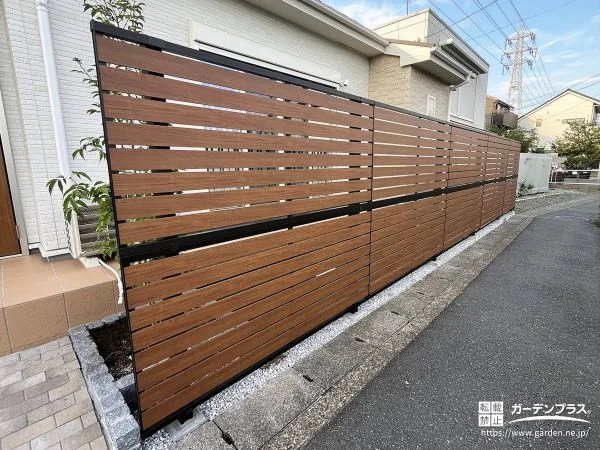 やさしく視線を遮る、あたたかみのある目隠しフェンス