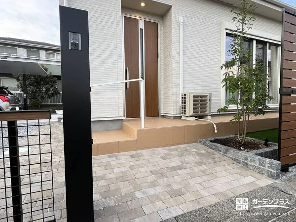 木調色が統一感のあるシンプルモダン新築外構