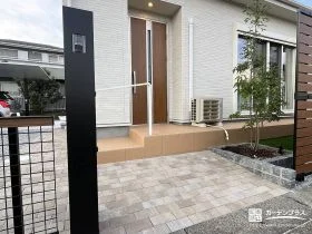 木調色が統一感のあるシンプルモダン新築外構