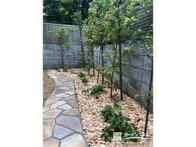 自然素材を取り入れた心地の良いアプローチと植栽スペースの工事