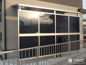 熱線遮断ポリカーボネート素材のパネルで日差しを遮るテラス工事