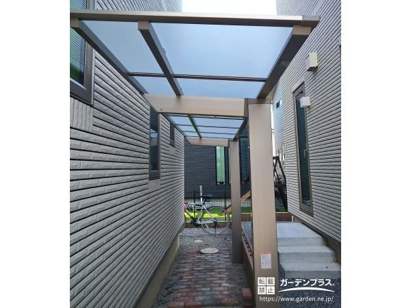 犬走りの空間を駐輪スペースとして活用するテラス屋根の設置工事