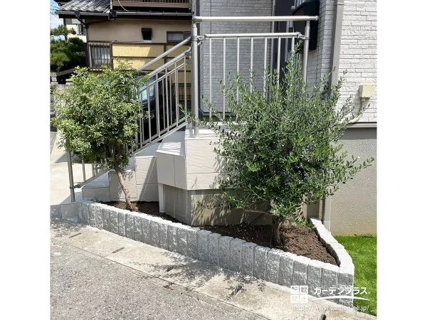 玄関まわりを彩る、自然石で縁取る花壇