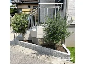 玄関まわりを彩る、自然石で縁取る花壇[施工後]