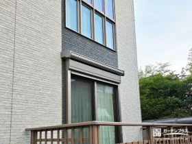 日常のシーンに合わせてすっきりと収納できるオーニング[施工後]