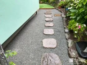 砂利で雑草対策をした犬走り[施工後]