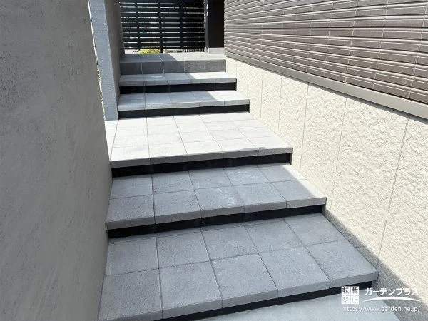 2方向からつながる、蹴込みを設けた浮き階段デザイン