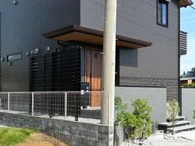 視線をやわらげる、落ち着いた印象の玄関まわり[施工後]