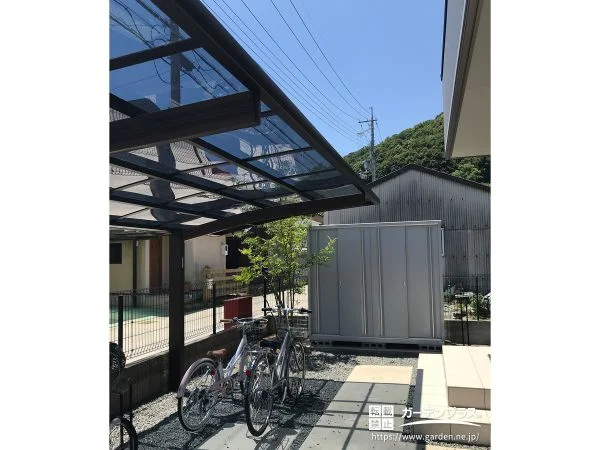 No.27186 落ち着いたブラウンのフレームがお住まいに馴染むカーポート工事[施工後]