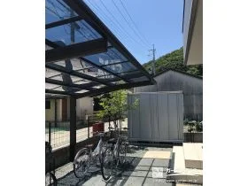落ち着いたブラウンのフレームがお住まいに馴染むカーポート工事