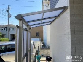 テラス屋根とコンクリート平板の舗装で駐輪スペースを設けた工事