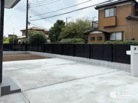 プライバシーを守りながら、統一感を生む目隠しフェンス[施工後]