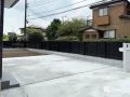 プライバシーを守りながら、統一感を生む目隠しフェンス