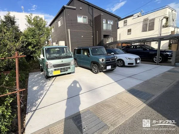 3台がゆったり停められる、シンプルで使いやすい駐車スペース