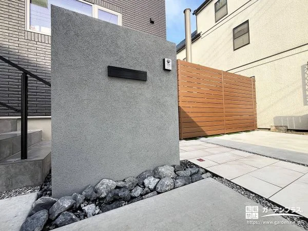 素材の質感で魅せる、シックな門まわりデザイン