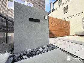 素材の質感で魅せる、シックな門まわりデザイン[施工後]