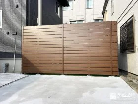 プライベート感を高める、木調フェンス[施工後]