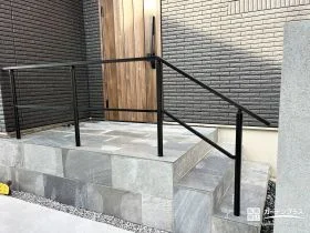 タイルポーチに設置したおしゃれな手すり