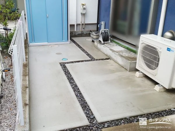 黒玉砂利のスリットが映えるシンプルで上品なコンクリート工事