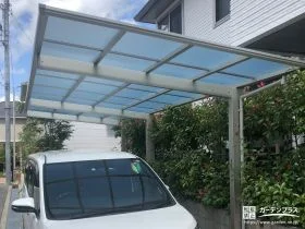 爽やかな印象を与える人工芝の駐車スペースとカーポート設置工事