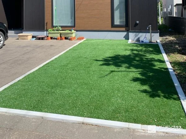 お子様が走り回って楽しく遊べる緑鮮やかな人工芝のお庭工事