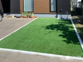 お子様が走り回って楽しく遊べる緑鮮やかな人工芝のお庭工事