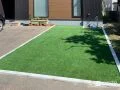 お子様が走り回って楽しく遊べる緑鮮やかな人工芝のお庭工事