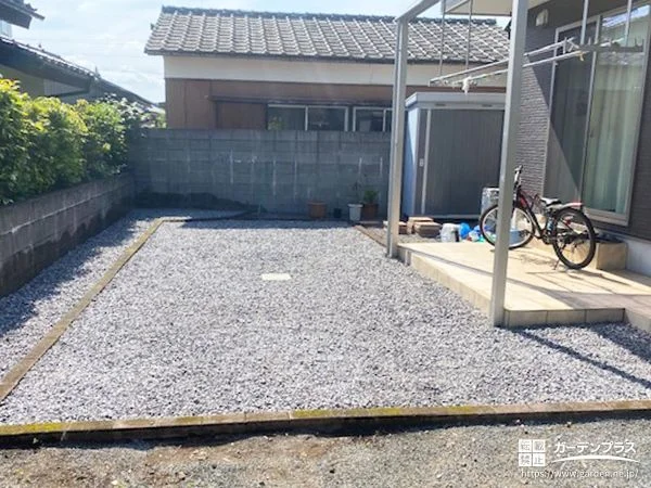 防草シートと白砕石の敷設によりお手入れの手間を軽減した工事