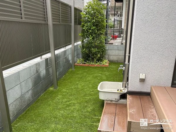 緑が映える人工芝と植栽の植え込みで心地良いお庭をつくった工事