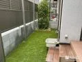 緑が映える人工芝と植栽の植え込みで心地良いお庭をつくった工事