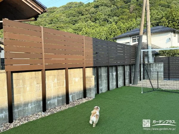 戸建ての庭で気兼ねなく愛犬と遊べるドッグラン