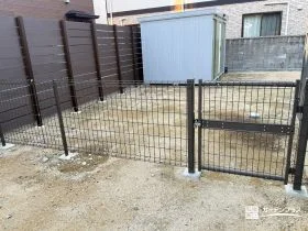 ぐるりと囲って安心。出入りしやすいドッグラン門扉[施工後]