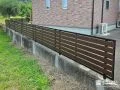建物周りを守る木目調の目隠しフェンス