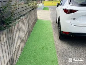 道路沿いのデザインとしても活躍する人工芝[施工後]