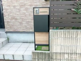 スタイリッシュな機能門柱から温かみのある木目調へ[施工後]