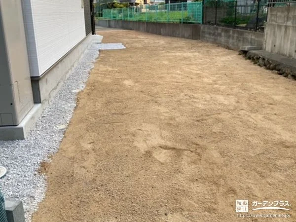 防草シートと白砕石を敷設してお住まい周りを整備した工事