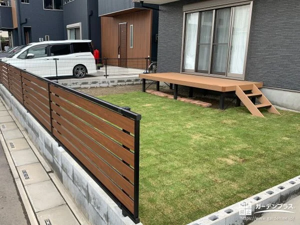 天然芝と木目調フェンスで心地良くナチュラルな空間を整えた工事