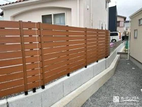 木調フェンスとメッシュフェンスを組合わせて仕上げた境界工事