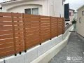 木調フェンスとメッシュフェンスを組合わせて仕上げた境界工事