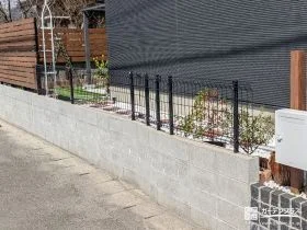 ブラックのメッシュフェンスで引き締まった敷地境界[施工後]